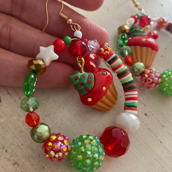 Holiday hunter green heart cupcake earrings Xmas sweets dessert bakers cake tree - Picture 3 of 3